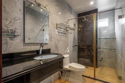 ein Bad mit einem WC, einem Waschbecken und einer Dusche in der Unterkunft Sai Gon Hotel Bui Vien Walking Street in Ho-Chi-Minh-Stadt
