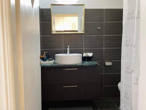 La salle de bains est pourvue d'un lavabo et d'un miroir. dans l'établissement The Blue House, à Vromolithos