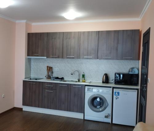 uma cozinha com uma máquina de lavar roupa e uma máquina de lavar roupa em Apartment_Villa Astoria 3 em Elenite