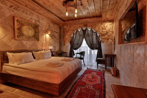 a bedroom with a large bed in a room at Chiaro Boutique Hotel in Uchisar