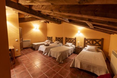 Postel nebo postele na pokoji v ubytování La Hacendera Entre Hoces - 20-28pax-10 hab con baños en suite