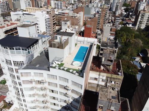 an aerial view of a building with a swimming pool at Hotel Howard Johnson Rosario in Rosario
