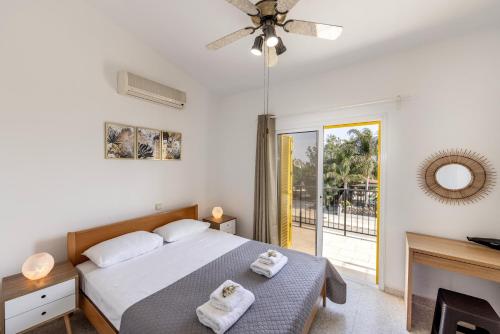 - une chambre avec un lit, une cheminée et une télévision dans l'établissement Ayia Thekla Sea Breeze Villa, à Ayia Napa