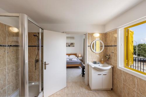 La salle de bains est pourvue d'une douche et d'un lavabo. dans l'établissement Ayia Thekla Sea Breeze Villa, à Ayia Napa