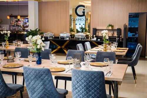 a row of tables and chairs in a restaurant at GLAMOUR - Restaurant & SPA in Przeźmierowo