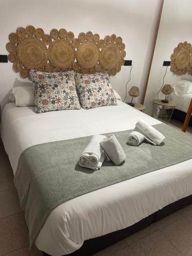un letto con due asciugamani e due cuscini sopra di Lovely Holiday Home Santa Pola,Gran Alacant a Gran Alacant