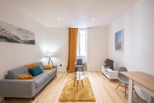 un salon avec un canapé et une table dans l'établissement Opéra 9 -Joli studio hypercentre Hôtel de Ville, à Lyon