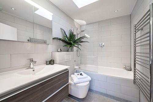 Kensington Oasis Central London 2BR Private House - Near Harrods, Kensington Palace, and other London Attractions