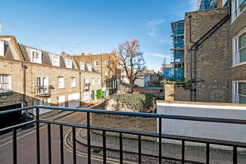 - un balcon donnant sur une rue avec des bâtiments dans l'établissement Kensington Oasis Central London 2BR Private House - Near Harrods, Kensington Palace, and other London Attractions, à Londres