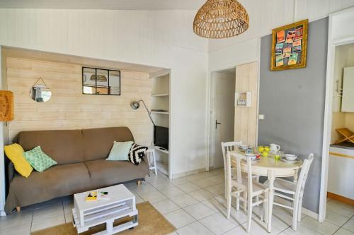 un salon avec un canapé et une table dans l'établissement T3 - L'Atlantic Dream - 500m de la plage, à Seignosse