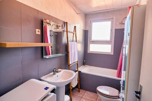 une salle de bain avec un lavabo, des toilettes et une baignoire dans l'établissement T3 - L'Atlantic Dream - 500m de la plage, à Seignosse