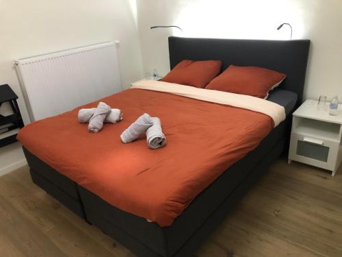 1 dormitorio con 1 cama con toallas en Laurina's Cove, en Ostende