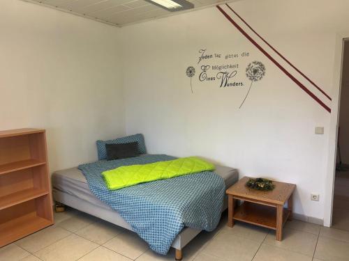 een slaapkamer met een bed en een bord aan de muur bij Zimmervermietung Conny in Elsterwerda