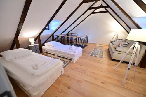 Habitación en el ático con 2 camas y sofá en FLH - Casa Doris, en Sibiu