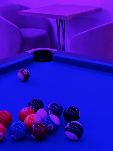 um grupo de bolas de snooker numa mesa de bilhar em Hotel Sylva em Cattolica