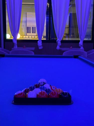 een blauwe tafel met een bord ballen erop bij Hotel Sylva in Cattolica