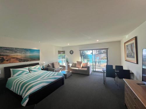 1 dormitorio con 1 cama y sala de estar en Phillip Island Holiday Apartments, en Cowes