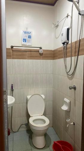 ein Bad mit einem WC und einem Waschbecken in der Unterkunft Friendly Transient House in Puerto Princesa
