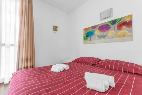 1 dormitorio con 1 cama con 2 toallas en Vacation paradise at Lake Iseo, en Iseo