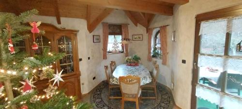 un comedor con una mesa y un árbol de Navidad en Ferienwohnung Haus am Eibach, en Erfweiler