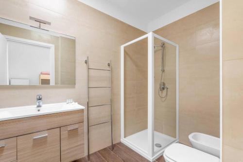 W łazience znajduje się prysznic, toaleta i umywalka. w obiekcie Vacation paradise at Lake Iseo w mieście Iseo