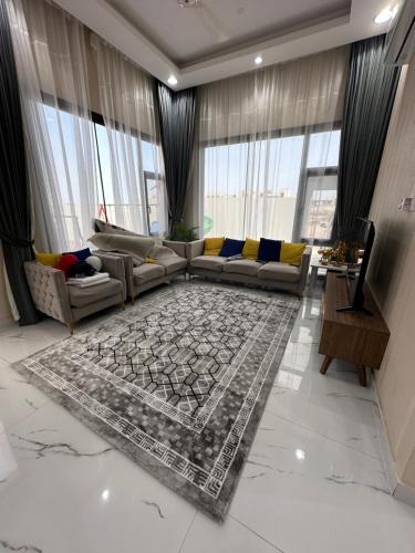 - un salon avec un canapé et un tapis dans l'établissement Dibab house, à Murrah