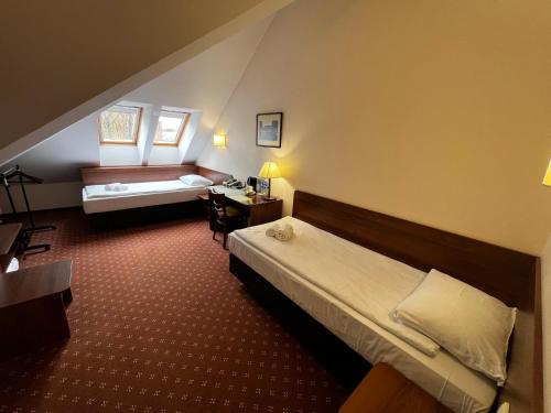 een hotelkamer met een bed en een bureau bij Memel Hotel in Klaipėda