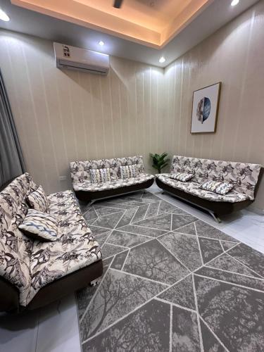 una sala de espera con tres sofás en una habitación en Dibab house, en Murrah