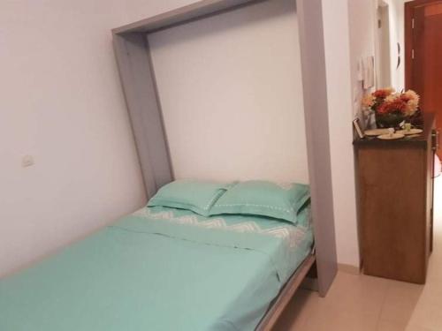 a bed with a head board in a room at Studio S0 FOLLA RESORT CHATT MERIEM in Sousse