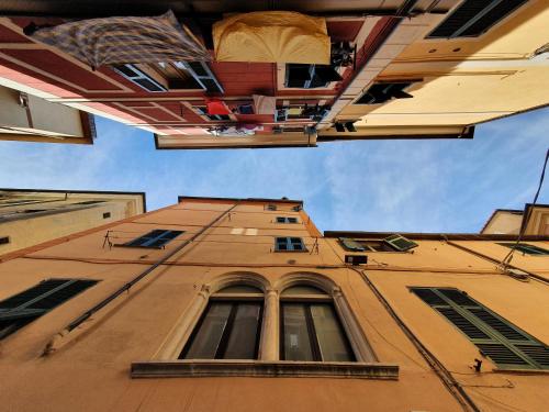 uma vista para um edifício com uma varanda em Sant'Agostino XXXII em La Spezia
