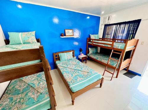 Ein Etagenbett oder Etagenbetten in einem Zimmer der Unterkunft Villa Consuelo Pagudpud