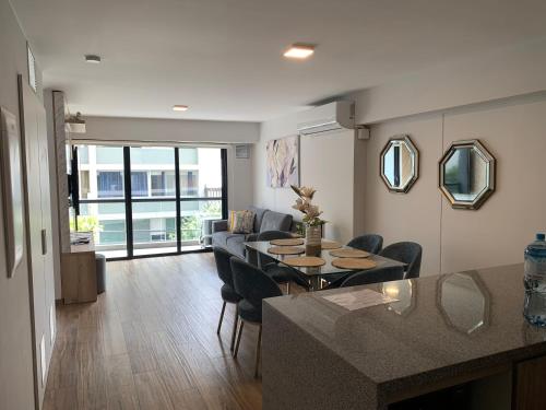 a living room with a table and a couch at Apartamento en Miraflores con AC in Lima