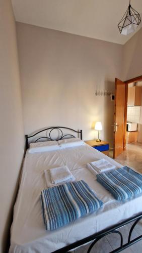 sypialnia z łóżkiem z dwoma ręcznikami w obiekcie Kofinaki apartment 1 w mieście Tycherón