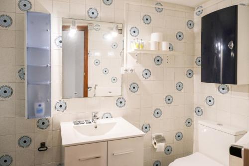 W łazience znajduje się umywalka i lustro. w obiekcie El mirador del pont w mieście Besalú