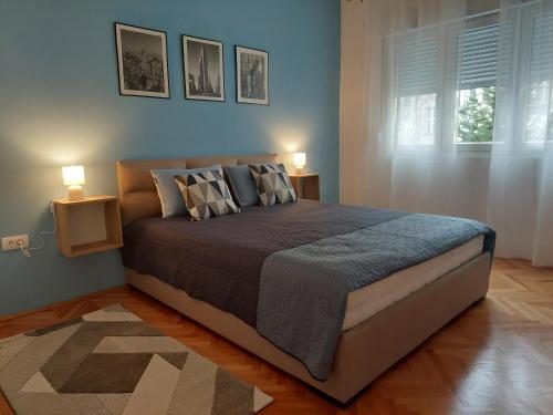 ein Schlafzimmer mit einem großen Bett mit zwei Lampen in der Unterkunft Dalmatinska apartment in Belgrad