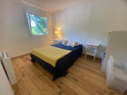 蓬特亞雷亞斯的住宿－Paraíso Gallego ®，一间卧室设有一张床和一个窗口