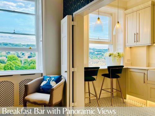 cocina con barra de desayuno y ventanas panorámicas en The Paragon Penthouse - Stunning Views over Bath!, en Bath