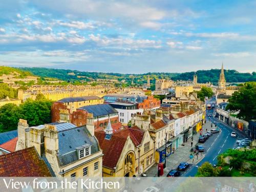 einen Blick auf die Stadt vom Kittimeter mit Gebäuden und Autos in der Unterkunft The Paragon Penthouse - Stunning Views over Bath! in Bath