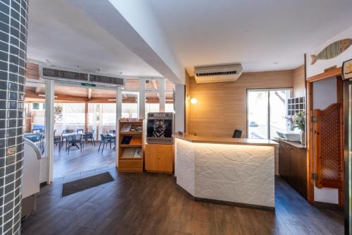 卡拉布兰卡波南特阳光公寓酒店的一间带柜台的厨房和一间餐厅