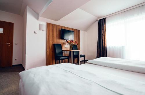 A bed or beds in a room at Pension Baumgartner-Berghof