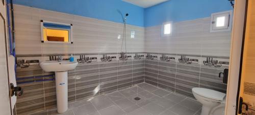 a bathroom with a sink and a toilet at Auberge l' avenir in Imilchil