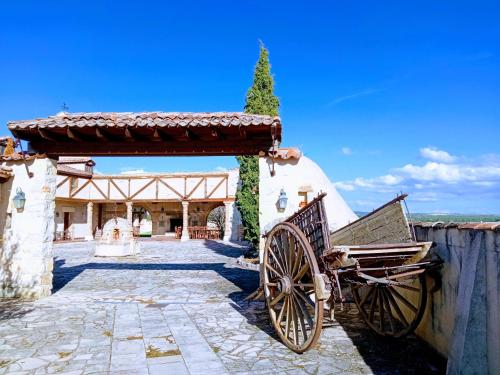 a horse drawn carriage in front of a building at La Cerca Entre Hoces-10-20pax-Amplios espacios comunes in Sebúlcor