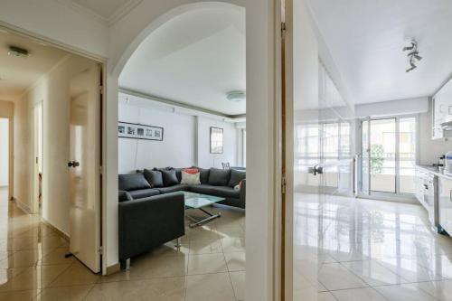 un salon avec un canapé et une table dans l'établissement Cosy appart avec balcon Pont de Flandres - Crimée, à Paris