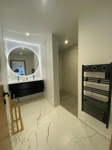 une salle de bain avec un lavabo et un miroir dans l'établissement Magnifique appartement vue mer 3STRAT51, à Port-Vendres