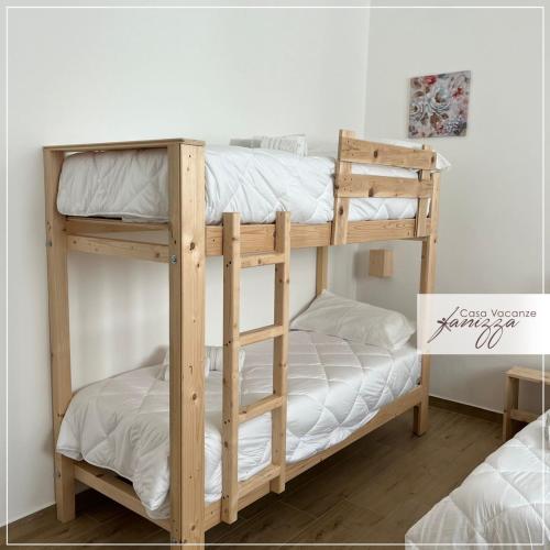 アルベロベッロにあるFanizza apartment 73の部屋に二段ベッドがいくつかある
