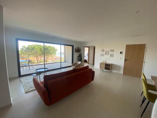 un salon avec un canapé et une table dans l'établissement Magnifique appartement vue mer 3STRAT51, à Port-Vendres