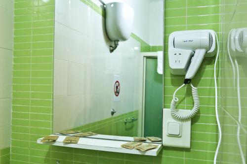 bagno con asciugacapelli e telefono. di B&B Serena a Castellammare di Stabia