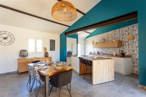 une cuisine et une salle à manger avec une table et des chaises dans l'établissement Chez Morgane - Charmante maison familiale proche des remparts, à Aigues-Mortes