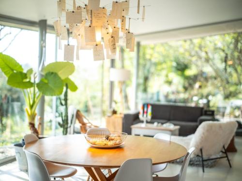 une salle à manger avec une table et des chaises dans l'établissement Évasion champêtre à Horizon P'y - Piscine, à Puéchoursi