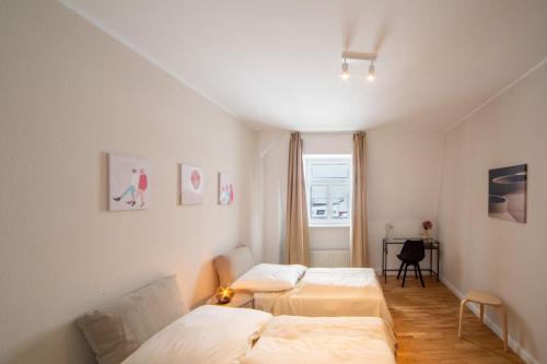 a bedroom with two beds and a window at SweetHome - super Zentral, geräumig und modern in Halle an der Saale